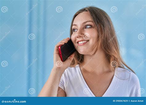 Junge Blonde Frau L Chelt Selbstbewusst Ber Isolierten Blauen Hintergrund Und Spricht Auf Dem