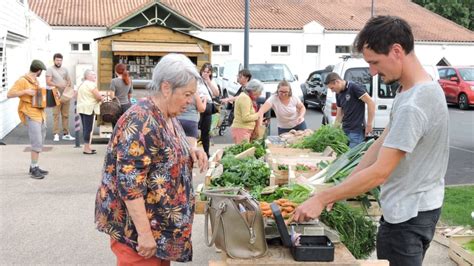 Fenioux la place de la Mairie transformée en marché