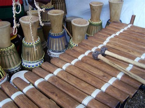 Emile Ousso présente les instruments traditionnels du Congo