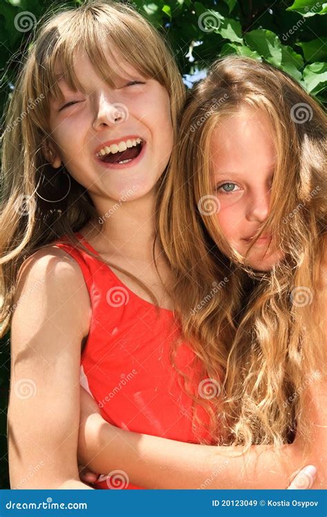 Twee Gelukkige Jonge Blonde Meisjes Stock Afbeelding Image Of Goed Schoonheid