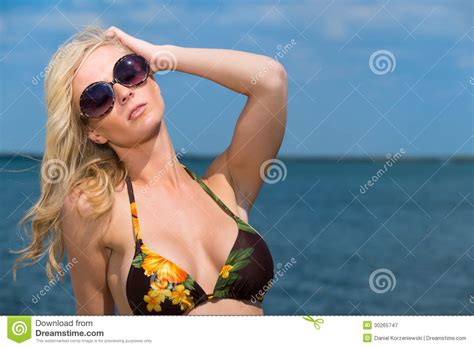 Rubio Hermoso En Gafas De Sol Y Bikini Imagen De Archivo Imagen De Mujer Atractivo