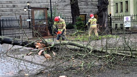 Powalone drzewa zniszczone budynki i brak prądu Po wichurach w