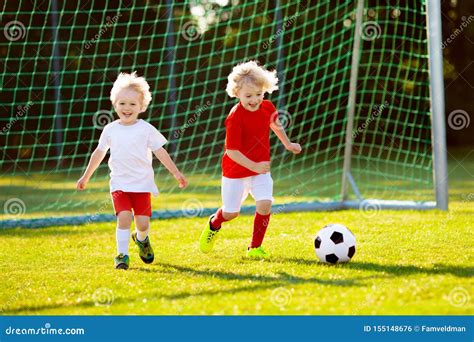 Kinderspiel Fu Ball Kind Am Fu Ballplatz Stockfoto Bild Von Netz