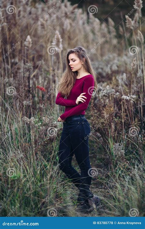 Jeune Belle Fille Blonde Caucasienne De Femme Avec De Longs Cheveux Photo Stock Image Du