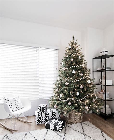 22 Minimalist And Modern Christmas Tree Decor Ideas