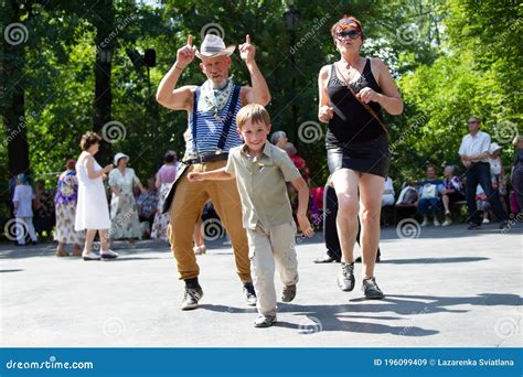 Les Grands parents Gay Dansent Avec Son Petit fils Image stock éditorial Image du adulte