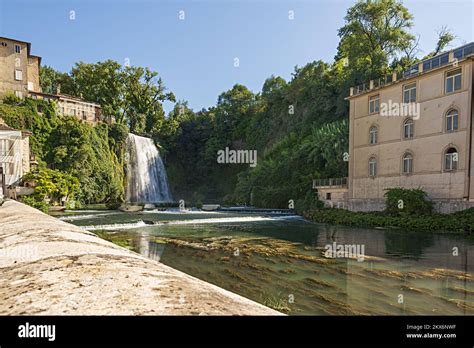 Isola del Liri Italia Una piccola città medievale in provincia di