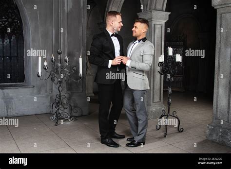 Jeune homme gay font l amour Banque de photographies et dimages à haute résolution Alamy