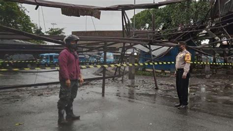 Diterjang Hujan Angin Atap Bangunan Area Terminal Arjosari Kota Malang