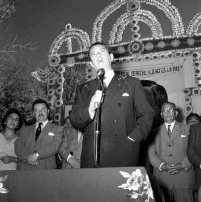 Adolfo López Mateos pronunciando un discurso durante su campaña