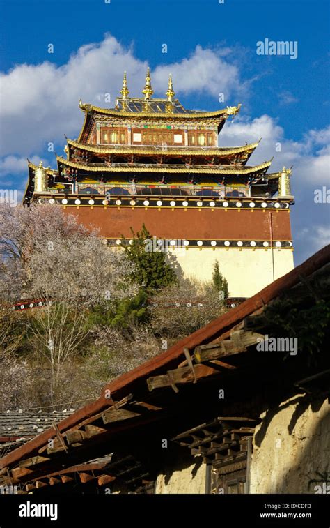 Guishan Temple, Zhongdian Old Town, Shangri-la, Yunnan, China Stock Photo - Alamy