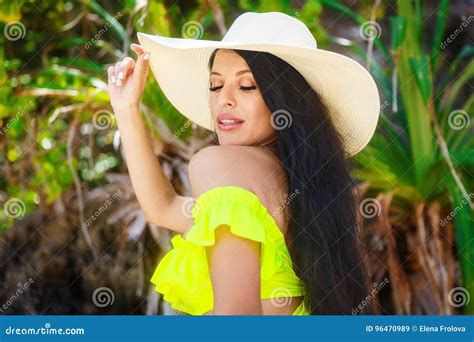 Belle Brune Avec De Longs Cheveux Dans Le Bikini Et Le Chapeau De Paille Sur Image Stock Image