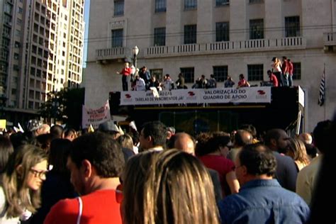 Vídeo Professores da rede municipal protestam em frente à prefeitura