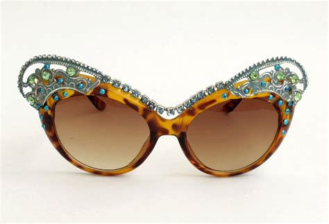 Солнцезащитные очки модели Cat Eye – кошачьи глазки