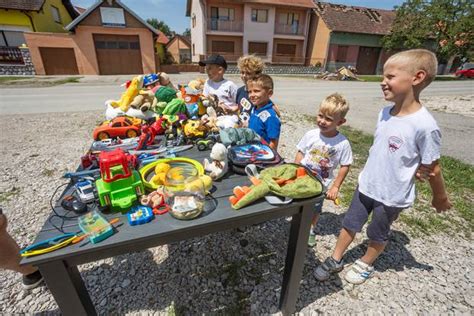 Djeca Iz Cerne Prodaju Igra Ke Za Ljude Kojima Je O Te En Krov U Oluji