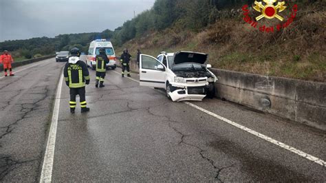 Asfalto Bagnato Lauto Carambola E Finisce Contro Un Muro Ferita Una