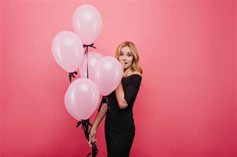 Superbe Femme Blonde Exprimant Des émotions Surprises Tout En Tenant Un Bouquet De Ballons De