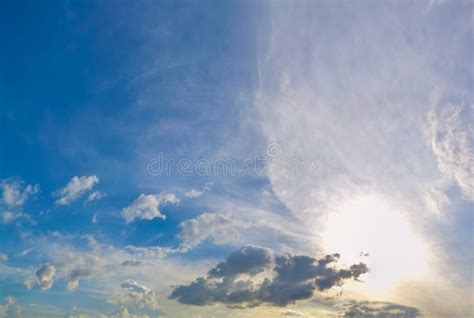 Nubes Y Sol Agradables De La Naturaleza En Cielo Azul Imagen De Archivo