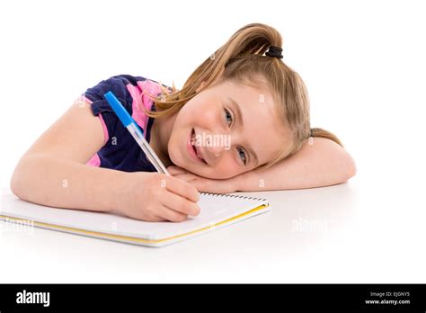 Enfant fille blonde en retrait étudiant avec carnet à spirales en élève Photo Stock Alamy