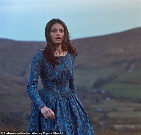 Sex Education S Emma Mackey Graces The Red Carpet At The Premiere Of Her New Movie Emily Daily