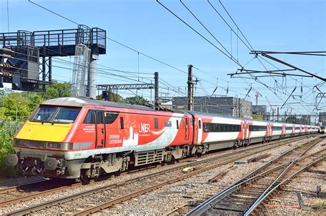 91114 Class 91 91114 Durham Cathedral Passes Alexandra Pal Flickr