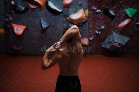 Homem Atl Tico Que Estica Antes De Escalar Em Um Gym Bouldering Foto De