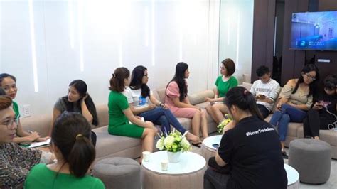 Phản ứng của dân mạng khi gặp hot girl Trâm Anh ngoài đời sau ồn ào lộ clip nóng