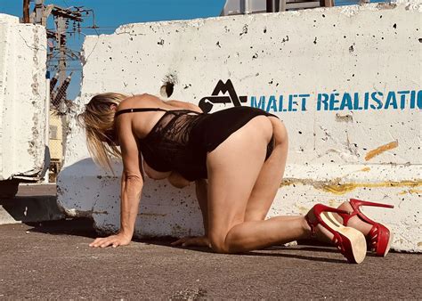 Exhib Outdoor Slut Stepmom Milf Show Her Ass Boob Pussy Pose Nude Pics Xhamster