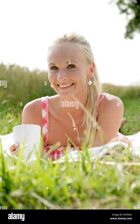 Fille Blonde Souriante Banque De Photographies Et Dimages Haute R Solution Alamy