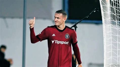 Jogador de futebol tcheco que se assumiu gay vai para o banco de reservas e é excluído da