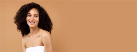 Feliz Jovem Latina Cabelos Encaracolados A Desfrutar Da Rotina De Autocuidado Foto Premium