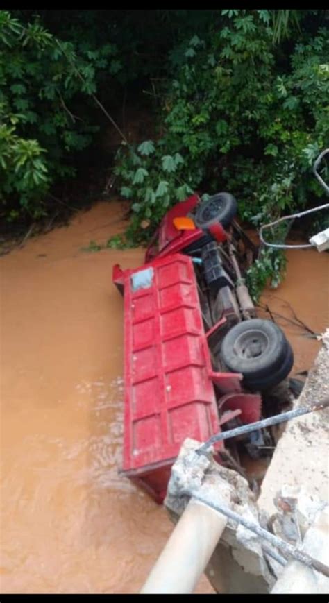 Diduga Tak Kuat Menanjak Mobil Truk Bermuatan Pasir Mundur Lalu