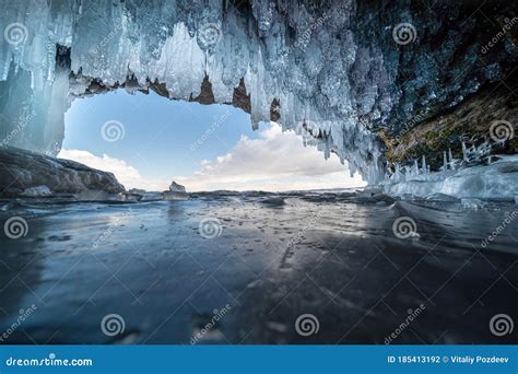 Cueva De Hielo En La Isla De Olkhon En El Lago Baikal En Siberia Foto