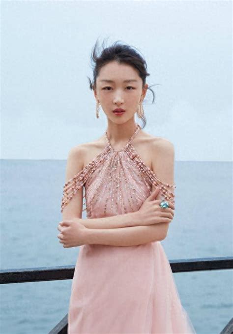 Zhou Dongyu S Semi Nude Photos Were Exposed Playing Pulling Carrots