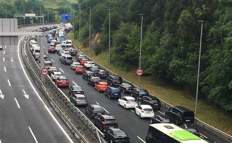 Retenciones de un kilómetro en el Txorierri por una colisión entre dos