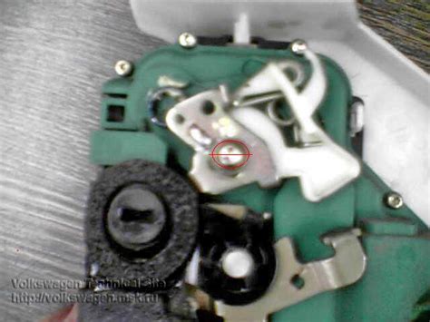 Открываем заклинивший замок задней двери Фольксваген Поло