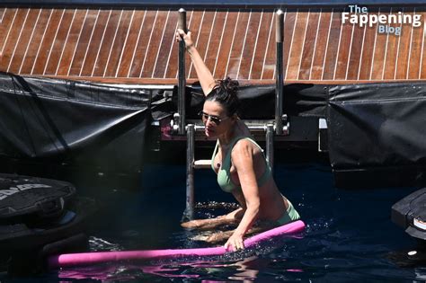 Demi Moore Shows Off Her Amazing Curves In A Green Bikini Photos Tubezzz Porn Photos