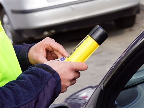 Kierowca audi wjechał w drzewo i dachował Był tak pijany że zabrakło