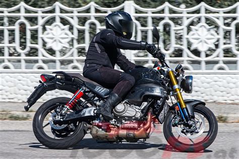 Aprilia Naked Bike Prototypen Gesichtet