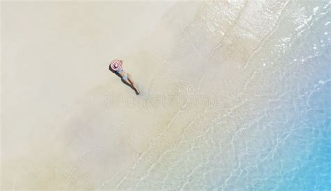 Entspannung Mit Junger Frau Im Bikini Sonnenbaden Als Am Strand Stockfoto Bild Von Lage Mode