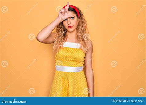 Belle Femme Blonde En Pin Up Aux Yeux Bleus Portant Diadem Debout Sur Fond Jaune Se Moquant Des