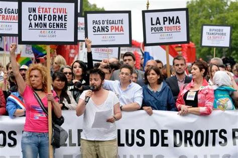 La PMA pour toutes en tête du e cortège de la Gay Pride de Paris Gay