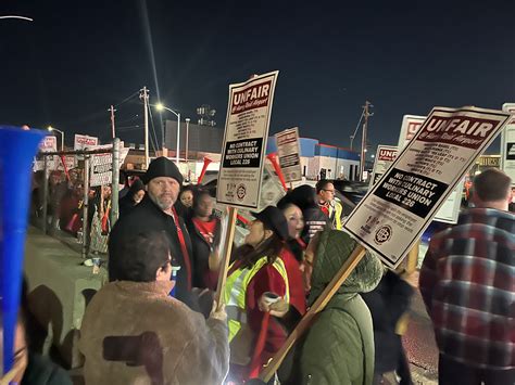Las Vegas union shuts down major airport road as negotiations stall