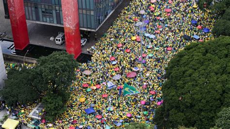 Grande manifestação na Avenida Paulista reúne multidão em apoio ao ex