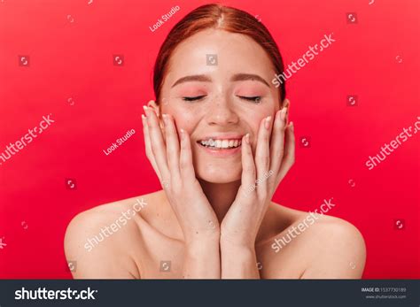 22 825 imágenes de Nude girl in red background Imágenes fotos y vectores de stock Shutterstock