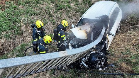 Brückengeländer durchbohrt bei Unfall Auto Fahrerin gerettet WEB DE