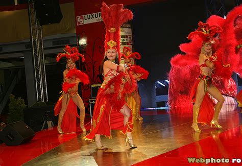 French Can-Can costumes in a cabaret show – Webphoto.ro