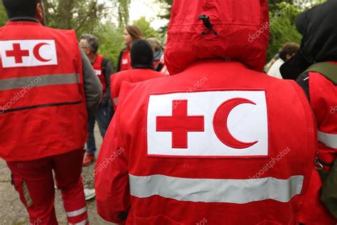 Detalles con el símbolo de la Cruz Roja y de la Media Luna Roja en un