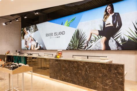 Постеры и арт-инсталляции: лучшее оформление магазина одежды River Island