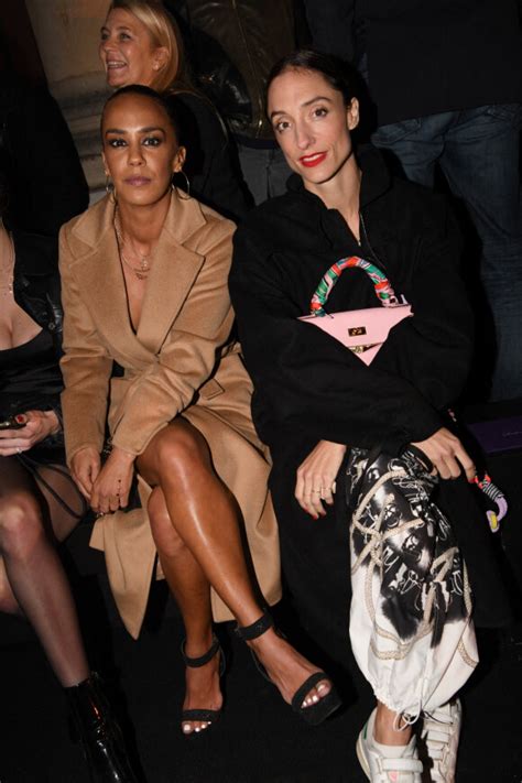 Léa Elui renversante en lingerie avec son séduisant compagnon au défilé Etam Le diaporama